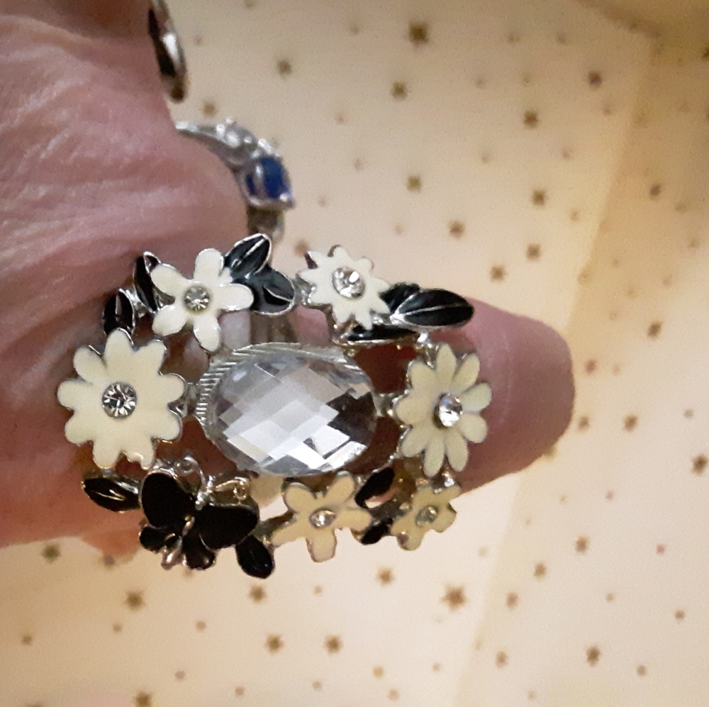 Flower Bling Ring - Picture 2 of 6